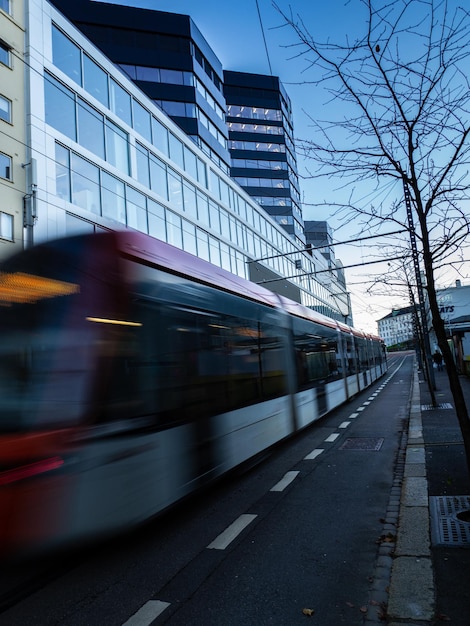 Foto zug am bahnhof in der stadt