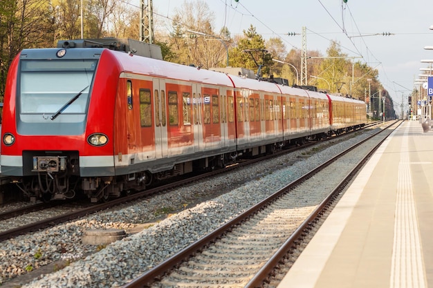 Zug am Bahnhof Moderner roter Pendler-Elektrozug am Bahnhof Blick auf den Bahnsteig