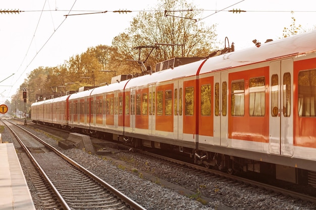 Zug am Bahnhof Moderner roter Pendler-Hochgeschwindigkeitszug mit Bewegung