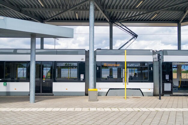 Foto zug am bahnhof