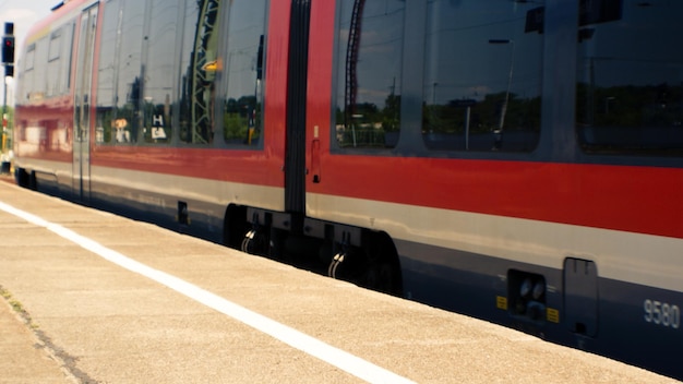 Foto zug am bahnhof