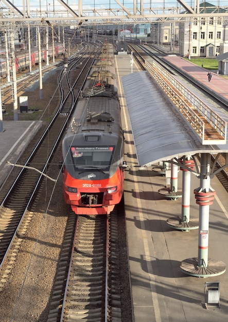 Zug am Bahnsteig