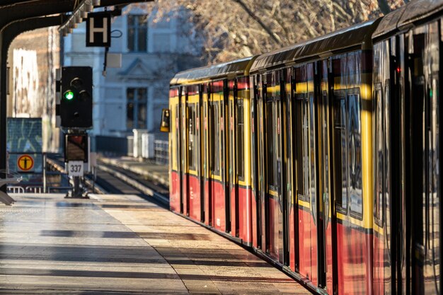 Foto zug auf dem bahnsteig des bahnhofs