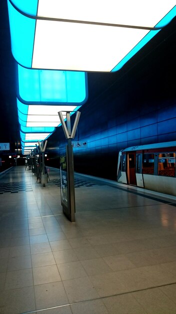 Foto zug auf dem bahnsteig des bahnhofs