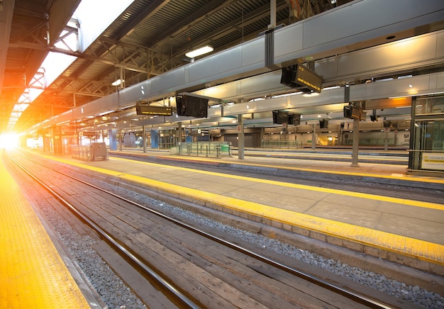 Foto zug auf dem bahnsteig des bahnhofs