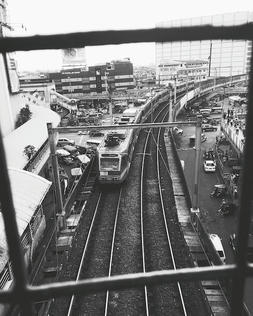 Foto zug auf dem bahnsteig des bahnhofs