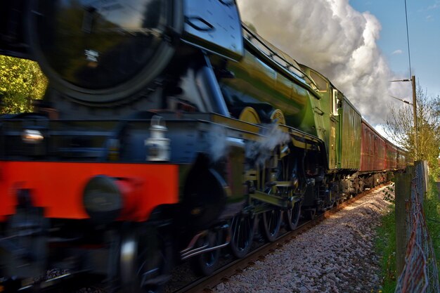 Foto zug auf der eisenbahn