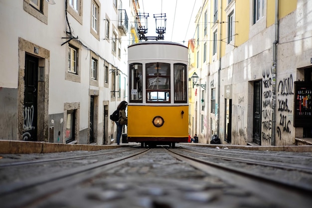 Zug auf der Eisenbahnstrecke gegen den Himmel