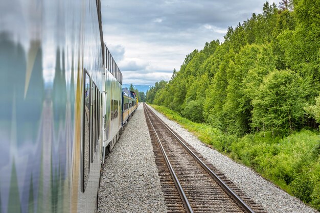 Zug auf der Eisenbahnstrecke gegen den Himmel