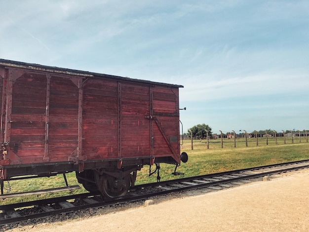 Foto zug auf der eisenbahnstrecke gegen den himmel