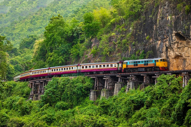 Zug auf der Todeseisenbahn River Kwai in Kanchanaburi Thailand