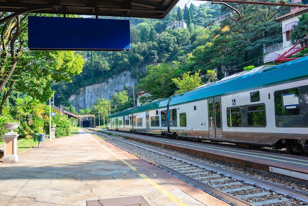 Foto zug auf einem bahnsteig