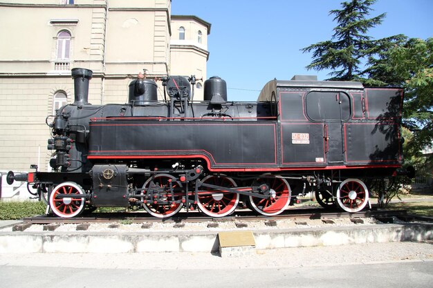 Zug auf Eisenbahnschienen