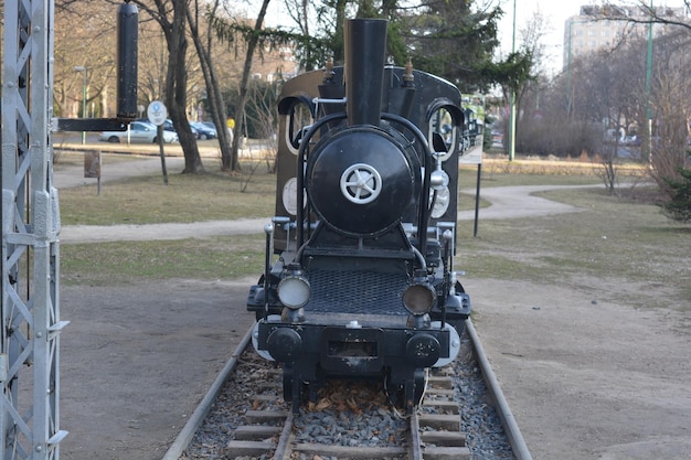 Foto zug auf eisenbahnschienen