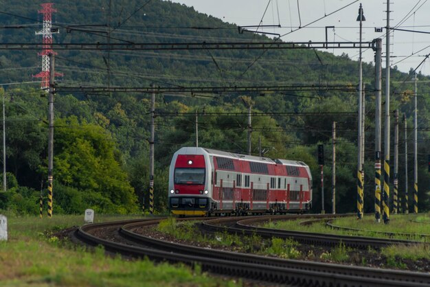 Foto zug auf eisenbahnschienen