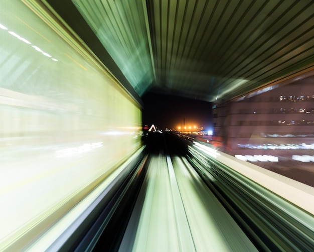 Foto zug bewegt sich im tunnel