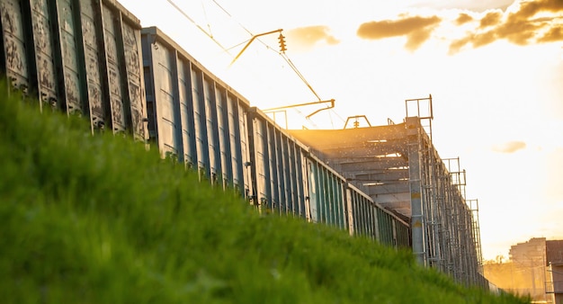 Zug Eisenbahnbrücke Sommer Morgendämmerung Wagen. Panorama