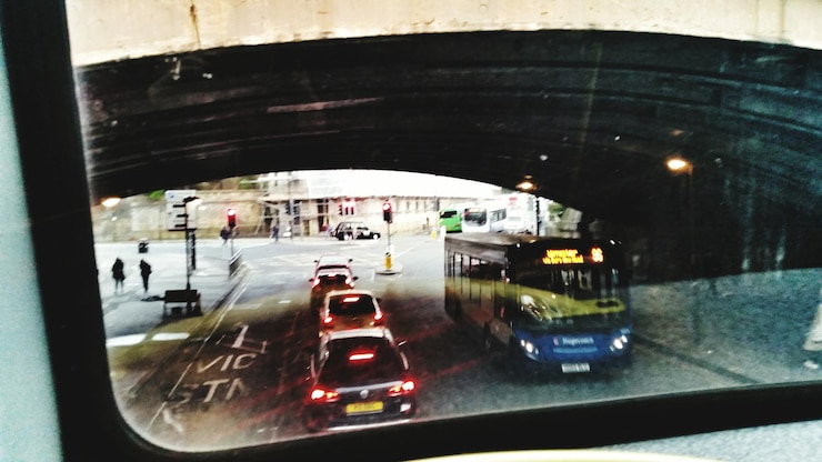 Foto zug fährt auf der straße