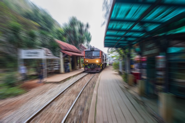 Foto zug fährt zur station