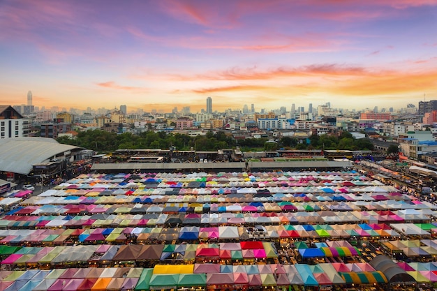 Zug Nachtmarkt Ratchada in Bangkok, Thailand