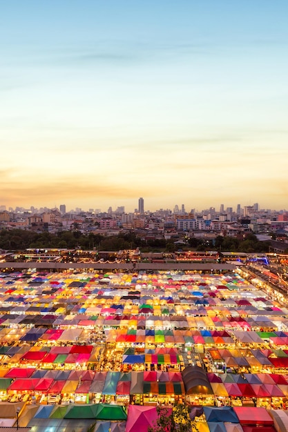 Zug Nachtmarkt Ratchada in Bangkok, Thailand