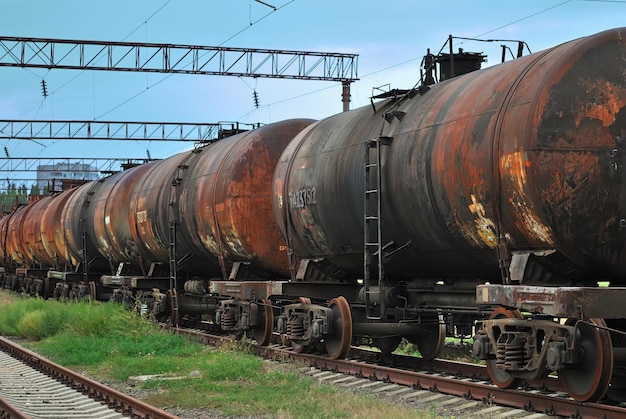 Zug transportiert alte Panzer