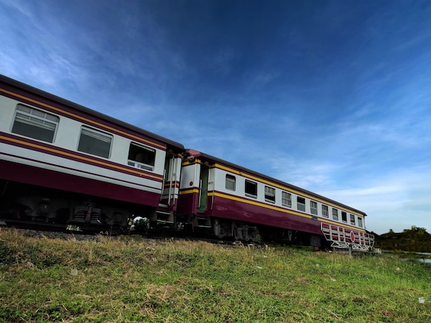 Zug und Eisenbahn mit blauem Himmel