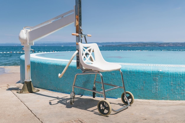 Zugänglicher Strand mit Rollstuhl und Aufzug für Menschen mit Behinderung