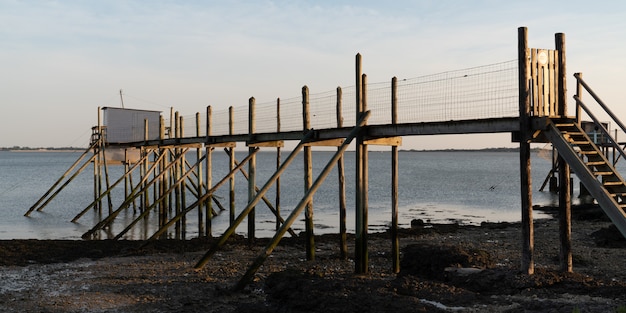 Zugang zum Holzponton zur Fischerhütte in Fouras in Charente, Frankreich