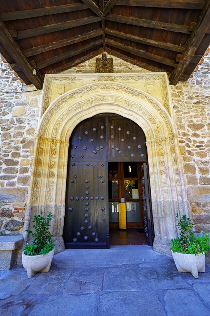 Zugangstür zur romanischen Kirche der Stadt Buitrago de Lozoya Madrid.
