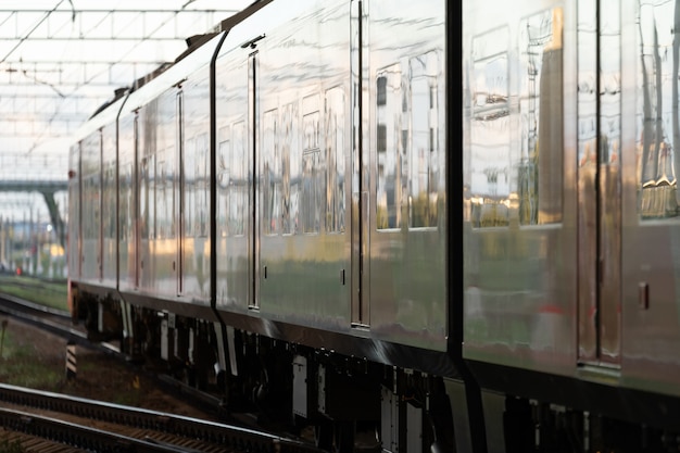 Zugankunft Außenansicht des modernen Abteilwagens für den Nah- oder Regionalverkehr