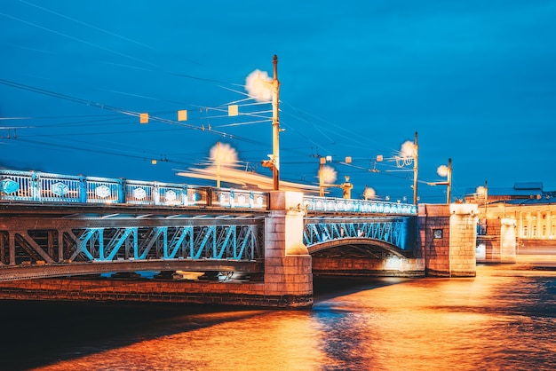 Zugbrücke Palace Bridge in der Nacht. Sankt Petersburg. Russland.