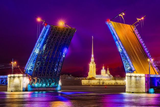 Zugbrücke Palace Bridge und Peter-und-Paul-Festung. Sankt Petersburg. Russland.