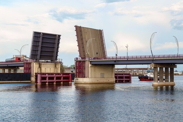 Zugbrücke über einen Fluss in Aktion