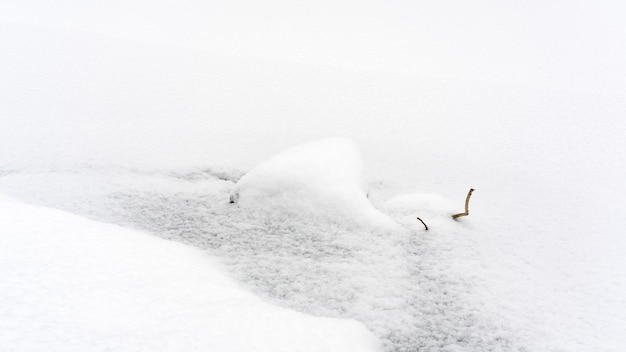 Zugefrorener See mit Eis bedeckt