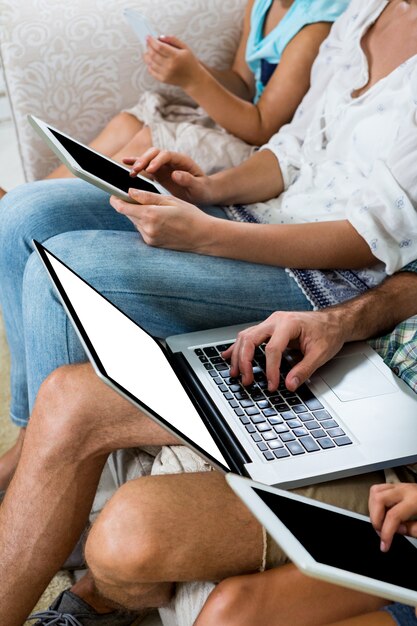 Foto zugeschnittenes bild der familie unter verwendung verschiedener technologien