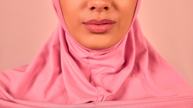 Zugeschnittenes Bild einer muslimischen Frau mit rosa Hijab