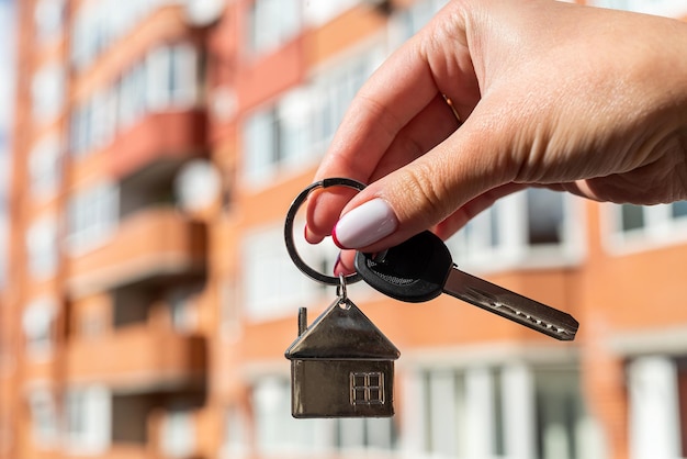 Zugeschnittenes Bild einer starken Hand eines Immobilienmaklers, der Hausschlüssel hält