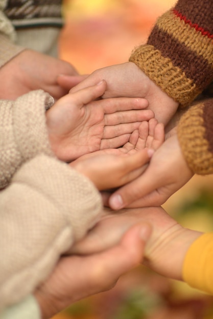 Foto zugeschnittenes bild familie legt die hände zusammen