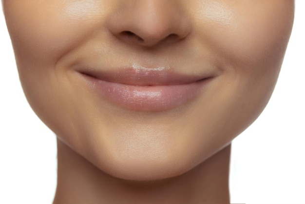 Zugeschnittenes Bild schöner weiblicher Lippen, Hals und Kinn isoliert auf weißem Studiohintergrund