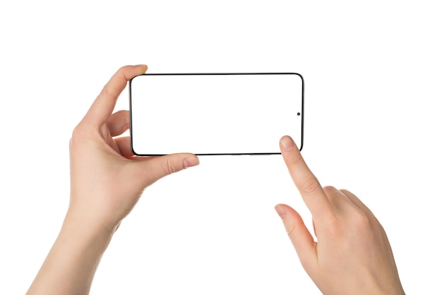 Zugeschnittenes Nahaufnahme-Fotobild der Hände einer weiblichen Frau, die das Telefon in horizontaler Position halten und den Bildschirm berühren, isolierter weißer Hintergrund