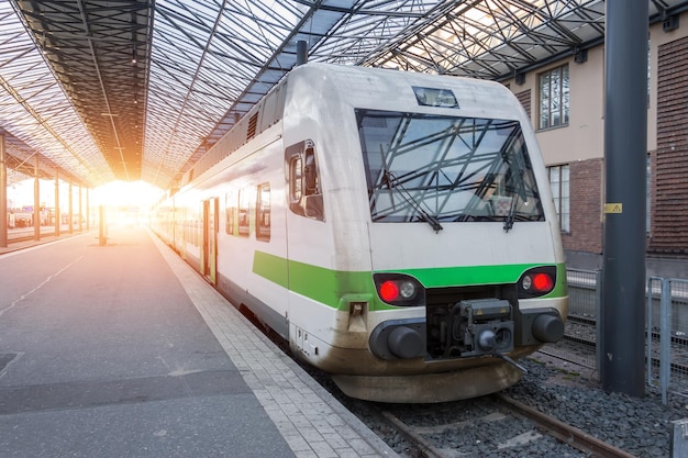 Zughaltestelle am Bahnhof in der Stadt