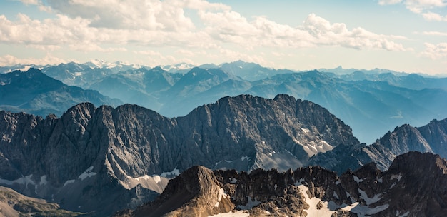 Zugspitze, Deutschland. Bezaubernde Aussicht auf die Bergketten