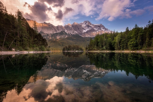 Zugspitze mountain view durante las noches de verano Alpes bávaros Baviera Alemania