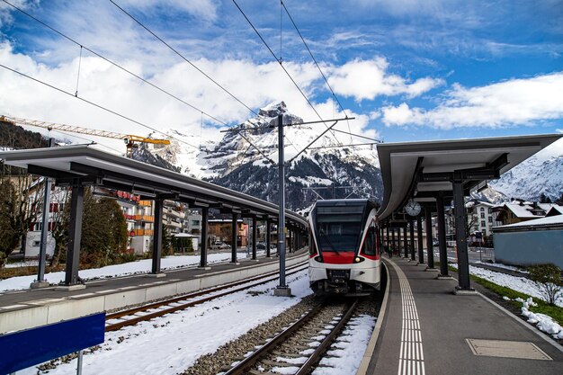 Zugwart auf dem Bahnhof in Engelberg, Schweiz