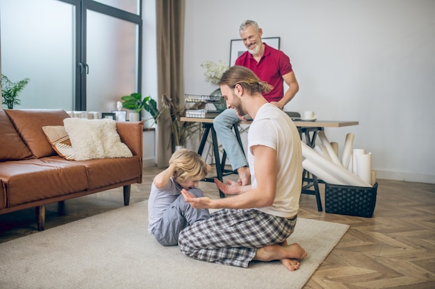 Zuhause. Familie verbringt Zeit miteinander zu Hause und fühlt sich gut