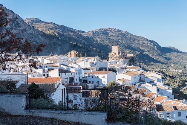 Foto zuheros pueblo blanco de la provincia de córdoba en españa