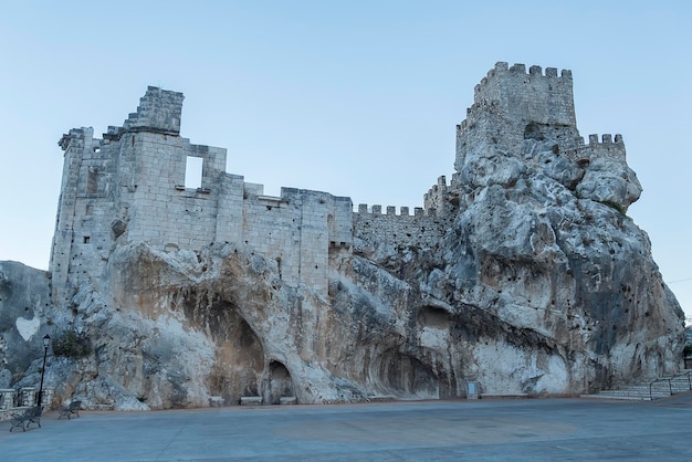 Foto zuheros pueblo blanco de la provincia de córdoba en españa