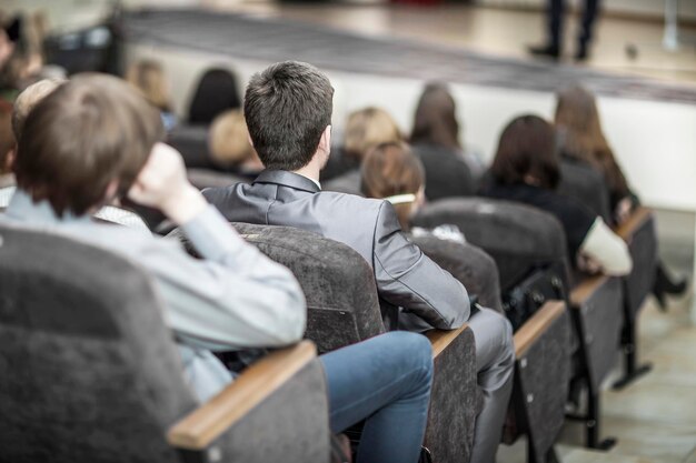 Zuhörer Business-Kurse sitzen in Vorträgen im modernen Konferenzraum