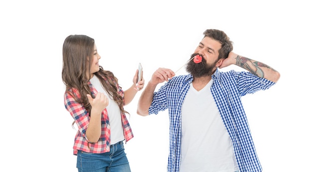 Zukünftiger Fotograf Einstellungen der Kamera Anwendung zum Bearbeiten von Fotos Mobile Fotografie Tochter, die ein Foto des Vaters macht Glückliches kleines Mädchen hält Smartphone oder Handy auf weißem Hintergrund